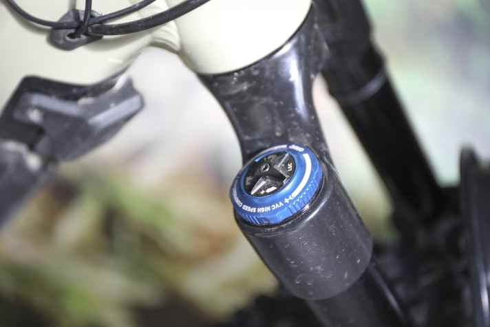 Die Fox 36 Performance Elite mit der starken Grip2-Dämpfung gehört zu den absolut besten Gabeln in der All-Mountain-Liga. In dieser Preisklasse sieht man sie an E-MTBs fast nie. Ein Boost für versierte Gelände-Biker.