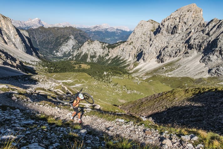 According to the map (still on paper) a wide military road, easy to cycle. The reality: 1000 metres of elevation gain!