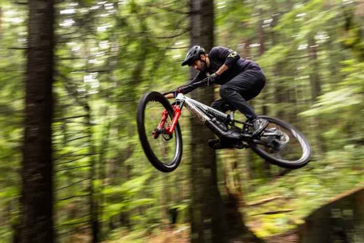 Made for big drops and big jumps: the Marzocchi Bomber Z costs 1169 euros.