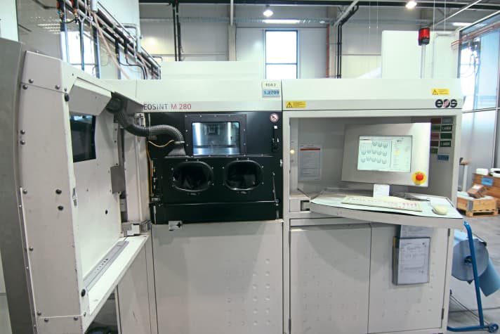 The "printer": The frame parts are produced in these cabinets. Here it is a small series of ten seat tube end pieces. The frame tubes themselves are not printed.