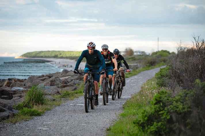 It doesn't always have to be seven days. A weekend training camp with friends can also help to optimise fitness quickly.