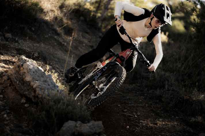 With 160/160 millimetres and ASTM 4 approval, you should also be able to let it rip downhill with the Rapcon.