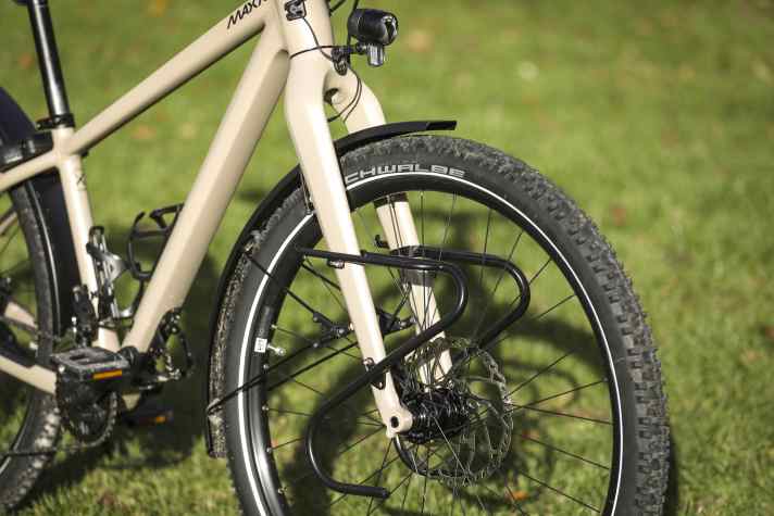 Love it or leave it: The high fork of the Maxx. However, an upright riding position and plenty of tyre clearance are clear advantages.