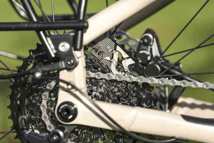 Unser Testrad kommt mit einer hochwertigen Cues-Schaltung von Shimano. Kassette und Kette aus dem Linkglide-Sortiment sollen besonders lange halten.