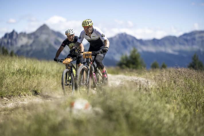Der Herr rechts im Bild: Henri Lesewitz, BIKE-Chefredakteur, Langstreckenexperte und Teilnehmer der ersten BIKE Transalp Challenge 1998.