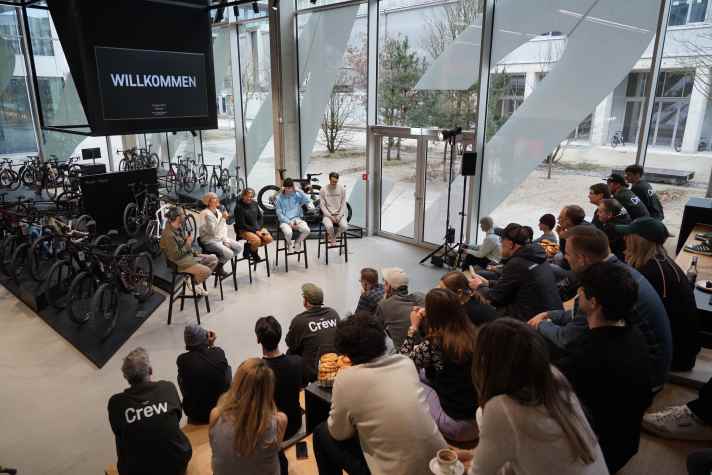 Première à Munich : table ronde avec des personnalités : de droite à gauche : Christoph Listmann (Canyon), Gabriel Wibmer (Prorider), Sebastian Maag (Canyon), Ines Thoma (Prorider) et l'animateur.