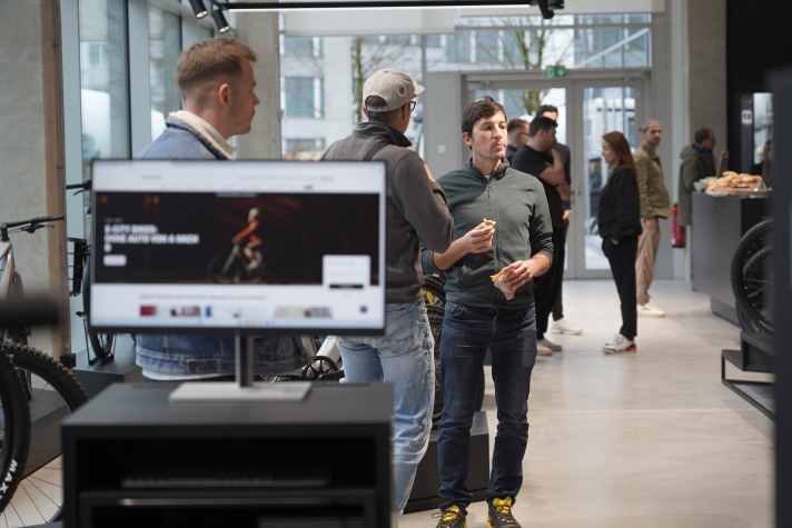 Die Monitore stehen, Bikes können konfiguriert werden, jetzt fehlen nur noch die Kunden.