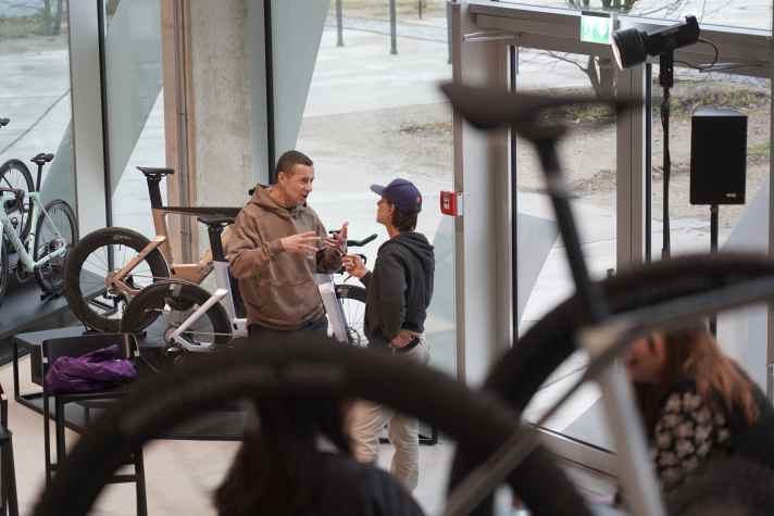 Prominenter Besuch: TV-Moderator und Canyon Ambassador Kai Pflaume, hier im Interview mit BIKE-Reporter Dimitri Lehner.