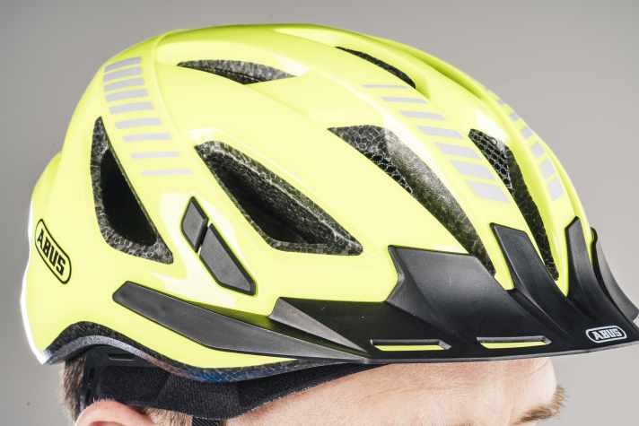 Signal colour and reflective material all round: the Abus Urban-I 3.0 Signal lives up to its name in terms of visibility and passive safety.