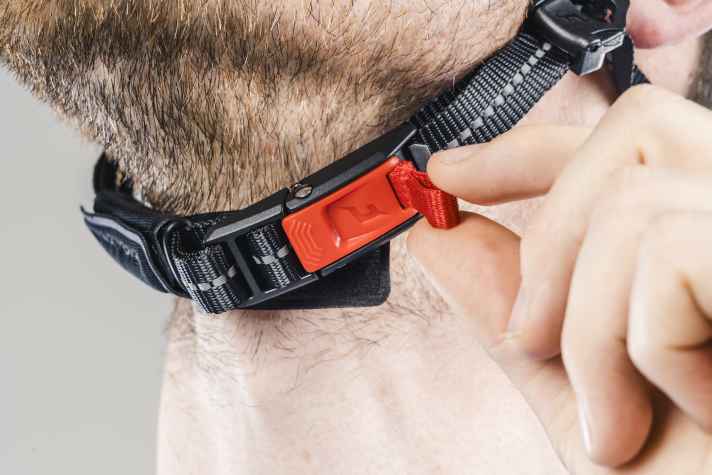 Komfort-Plus bei Cratoni. Am Ratschenverschluss ist ein Bändchen befestigt, über das man den Kinnriemen einhändig verstellen und öffnen kann.