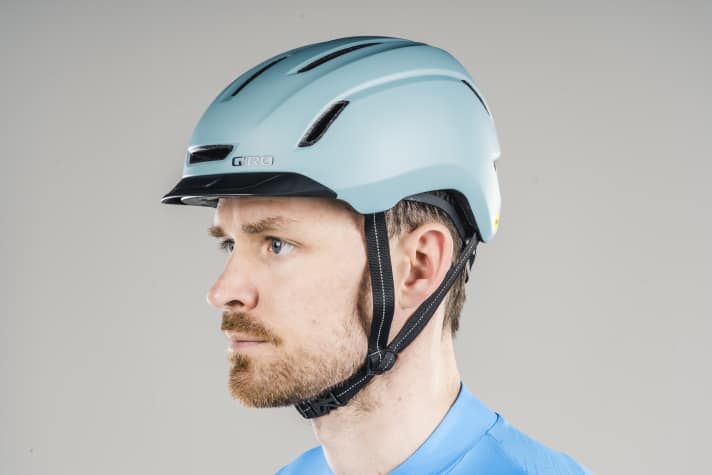 Keep it simple: Die Gurtbänder mit Reflexstreifen beim Giro Caden II lassen sich über einen Schieberegler einfach anpassen. Die Steckschnalle bietet aber keine weitere Feinjustierung an.