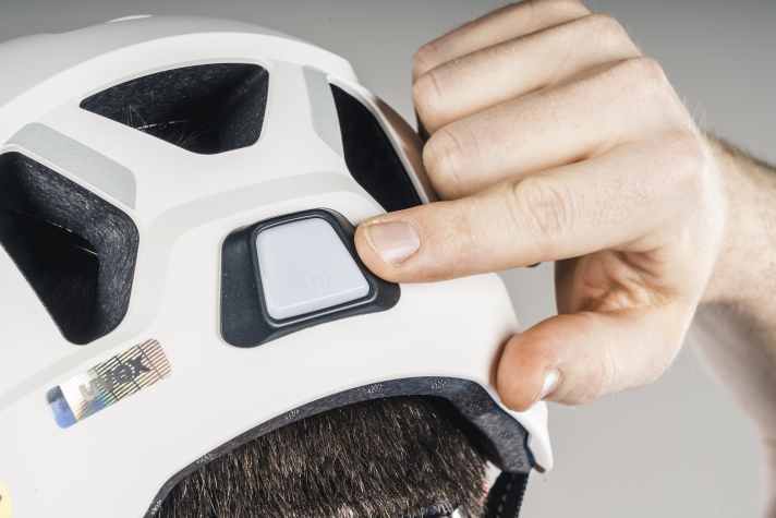 Es werde Licht: Per Knopfdruck lässt sich das Rücklicht an- und ausschalten und zwischen zwei Blink-Modi wechseln. Damit man den richtigen Druckpunkt findet, braucht es allerdings etwas Geduld und Fingerspitzengefühl.