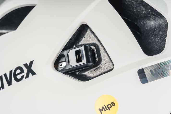 Ja, wo isses denn? Unscheinbar versteckt sich das Kabelbinderschloss von Hiplock in der Helmschale de 
Uvex City Stride Mips Hiplock. Es gibt den Helm auch ohne Hiplock-Schloss dann entsprechend um 20 Euro günstiger.