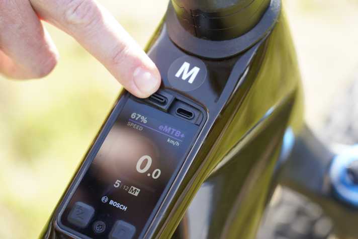 Ein abgedichteter USB-C-Port am Kiox 400C macht das Bosch-E-Bike zur Powerbank.