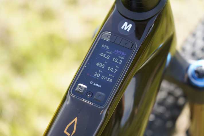 Der “Dynamik Screen” zeigt im Stillstand diverse Werte der Tour an. Während der Fahrt wechselt die Ansicht automatisch auf Detailseiten, die zur jeweiligen Fahrsituation passen sollen.