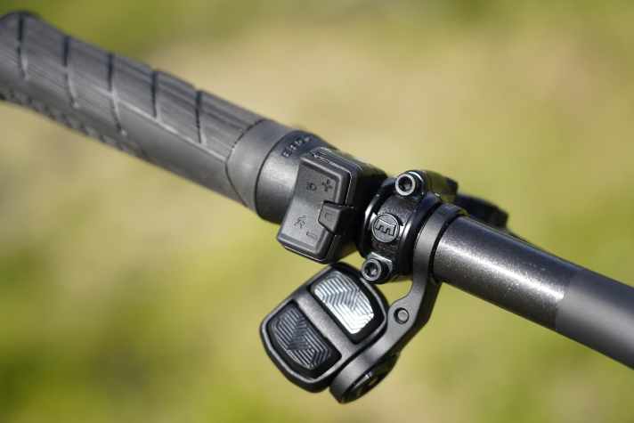 Sparringspartner des Kiox 400C ist die bekannte, kabellose Mini-Remote. Über den mittleren Button können die Ansichtsseiten des neuen Displays durchgeblättert werden.