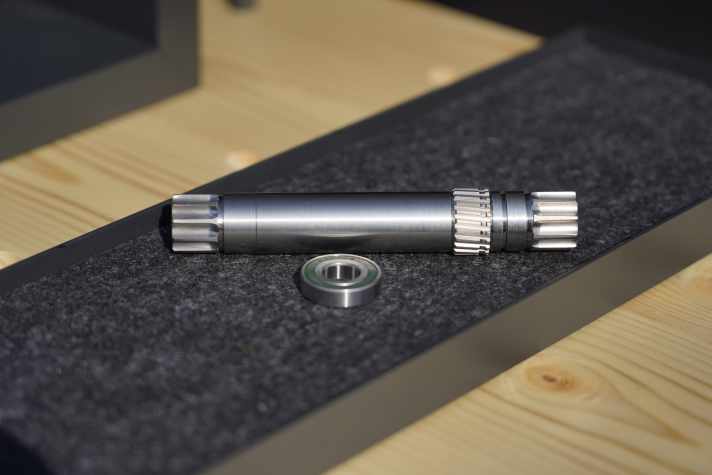 Eine Titanachse und Keramik-Lager machen den Performance CX-R 100 Gramm leichter.