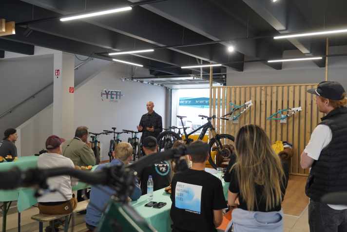 Bei der Eröffnung am 15. Mai in Hausham. Hier doziert Peter "Stretch" Zawistowski über sein neustes Baby. Verraten dürfen wir noch nichts. Anfang Juni gibts Neuigkeiten.