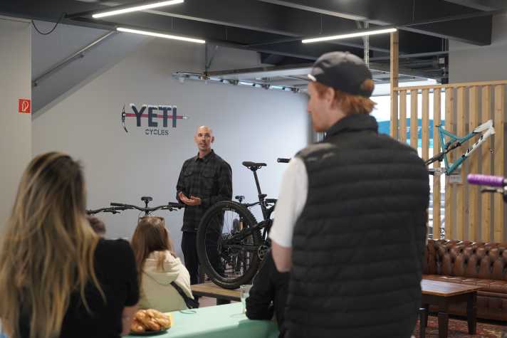 Konstrukteur Peter "Stretch" Zawistowsk geht ins Detail ... (hier verdeckt, weil wir es noch nicht zeigen dürfen). Die TQ-Delegation lauscht. Links im Bild: Bella Chen.