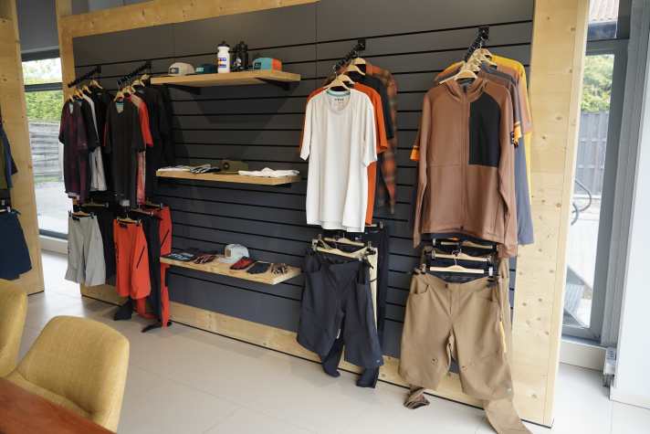 Bikes kann man weiterhin bei den Yeti-Händlern kaufen, Shorts, Jersey, Mützen oder Handschuhe von Yeti gibt dagegen auch im Showroom in Hausham.