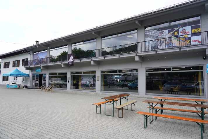 Straight outta Hausham: Das neue Europa Headquater von Yeti in Hausham, einen Steinwurf vom Schliersee entfernt. 50 Autominuten südlich von München. Öffnungszeiten: Montag bis Freitag von 9-17 Uhr.