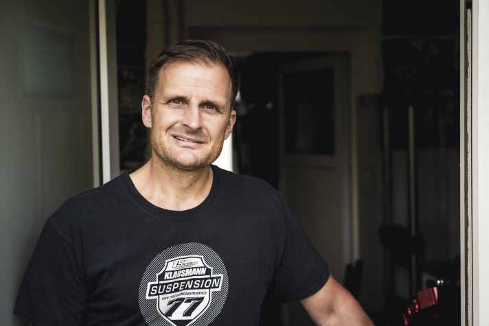 Marcus Klausmann nimmts genau und nennt uns auch die zweite Zahl nach dem Komma: “Vorne 1,75 und hinten 1,85 Bar für Enduro-Einsätze”, sagt Klausmann.