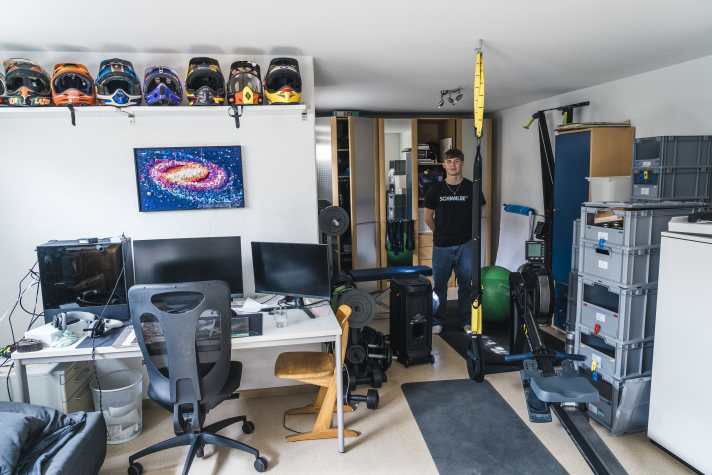 Buchhaltung & Glatiatorenschmiede: „Zwar ist die Fitness-Ecke klein, doch sie hat alles was es braucht“, sagt Levin.