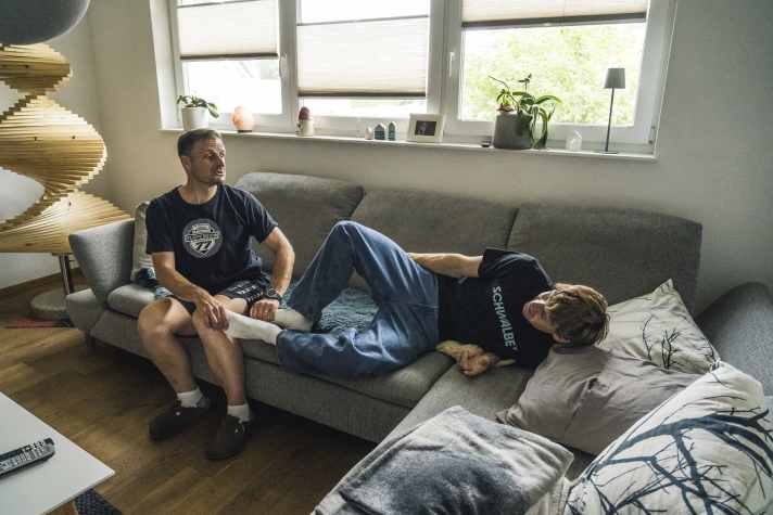 Kumpel, Vater, Trainer, Betreuer: Marcus beim Rangeln mit Sohn Levin im Klausmann-Wohnzimmer.