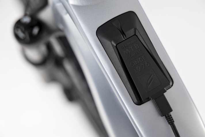 A USB-C charging socket is hidden on the top tube.