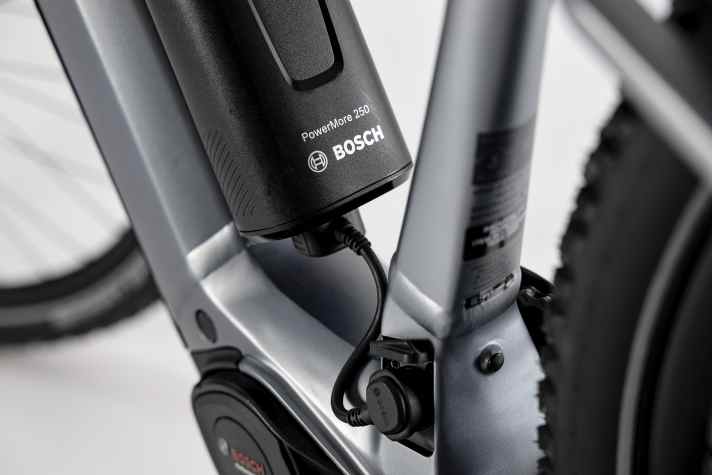 Für den Einsatz mit Extender kann die Ladeport-Abdeckung im Rahmen versenkt werden.