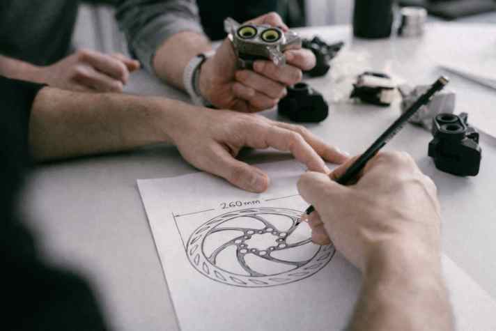 Bigger is better: 260 mm brake discs develop more power than 220 mm or even 200 mm discs. Not a joke, but pure physics.