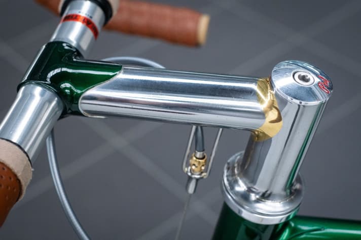Everything is sanded to a mirror finish by hand with great dexterity.