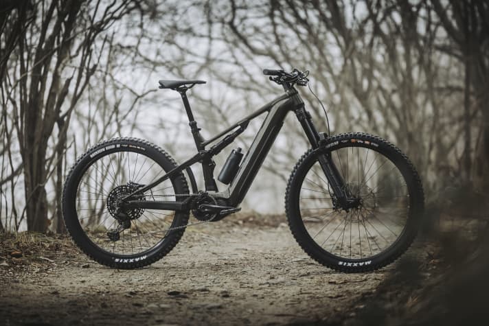 The Merida eOne-Sixty 875 has an aluminium frame and costs 6599 euros. The 750 battery is classically removable.