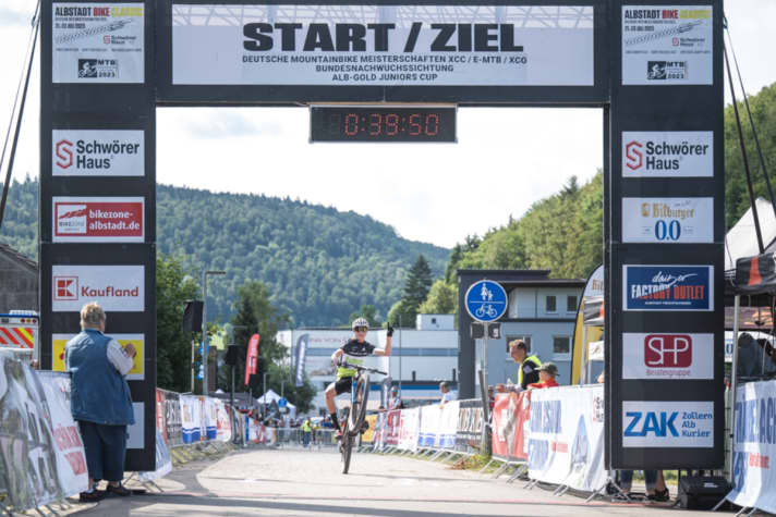Elias Hückmann konnte sich nach einem schwierigen Start den ersten Platz in Albstadt sichern.