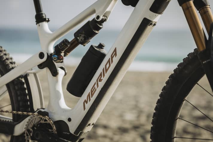 The down tube of the Merida eOne-Sixty Cf is generously protected, but does not have an opening for removing the battery. The battery is firmly bolted into the frame.