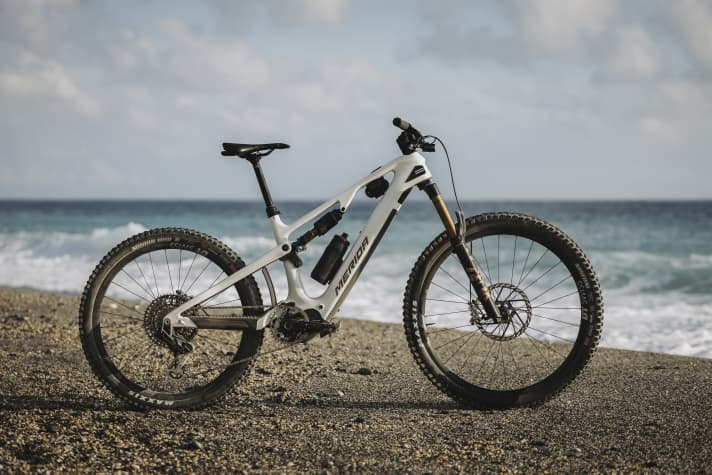 The Merida eOne-Sixty 10k costs 11,599 euros, comes with a permanently installed 600 Wh battery and is said to weigh 22.2 kilos in size M.