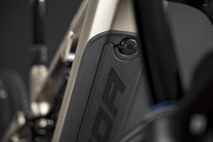 Der Akku des E-Bikes Merida eOne-Fourty liegt im Unterrohr unter einem klassischen Cover. Er liefert 750 Wattstunden und kann unkompliziert nach vorne herausgeklappt werden.