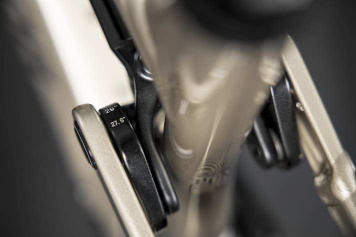 The Merida eOne-Fourty comes with 29er wheels as standard. However, thanks to geometry adjustments, it can be converted to a mullet set-up with a small 27.5 mm rear wheel. With identical geometry, but less rear suspension travel.