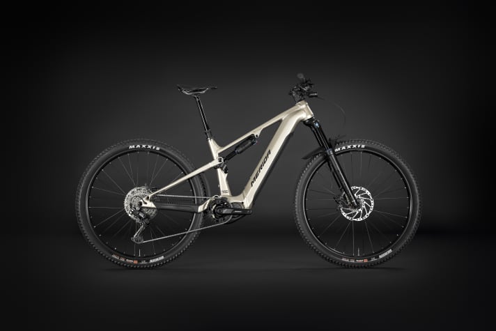 The Merida eOne-Fourty is based on the same aluminium frame as the eOne-Sixty Lite, but with 150/143 mm travel and tame 29er tyres, it's more solid.