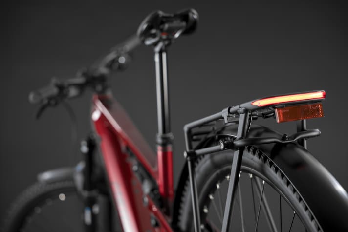 Both models are also available as EQ versions with pannier rack, lighting system, mudguards and side stand. With otherwise identical equipment, you will then have to pay 100 euros more.