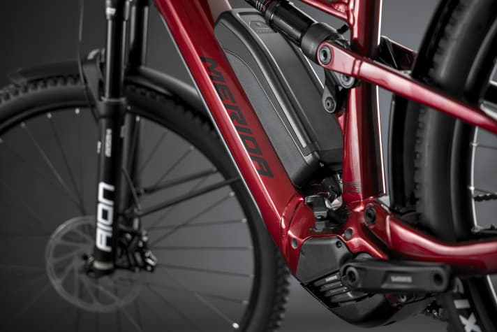 Mit dem optionalen Zusatz-Akku (360 Wh)  kommt das Merida eOne-Sixty auf Wunsch auf satte 1110 Wattstunden Batteriekapazität.