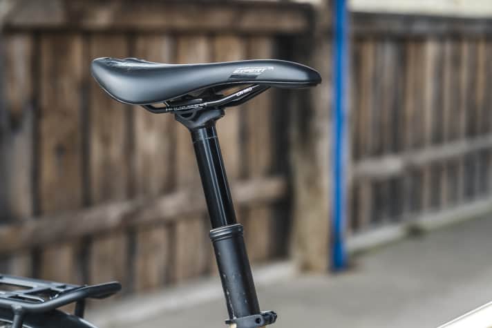 Teleposts were developed for more freedom of movement off-road. But they also pay off on touring bikes when stopping at traffic lights and when climbing with heavy luggage.