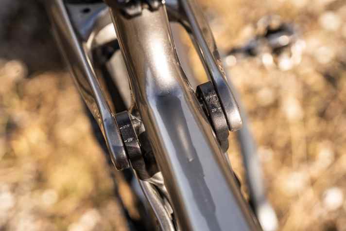 If you convert this flip chip, you can also ride the bike with a 27.5 mm rear wheel without affecting the geometry.