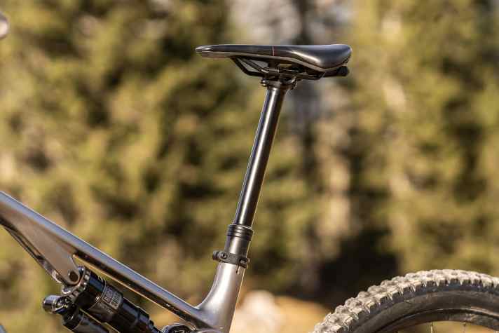 The 200 mm travel seatpost provides plenty of freedom of movement and can be completely lowered into the L-frame. That's great!