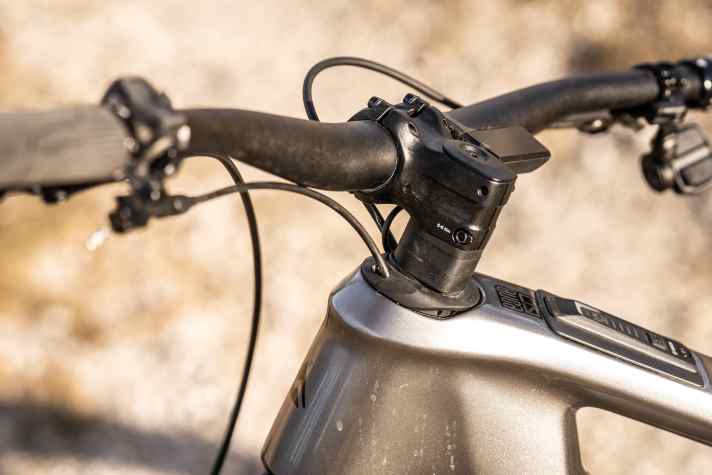 Die Züge laufen sauber integriert durch den Steuersatz. Ein Traum für Style-Aficionados - weniger genüsslich bei Service-Arbeiten.