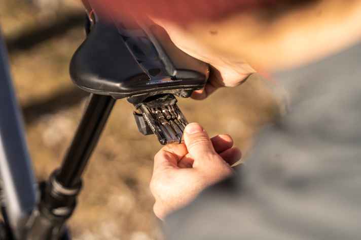 Unter dem Sattel steckt ein Mini-Tool mit dem nötigsten Werkzeug. Leider ist die Handhabung hakelig, auch durch den positionsbedingten Dreckbeschuss.