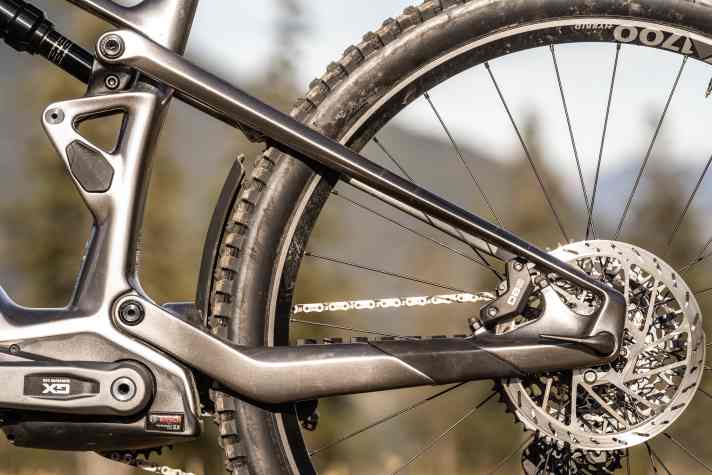The rear suspension relies on flexing struts and does not require a joint in the rear triangle.