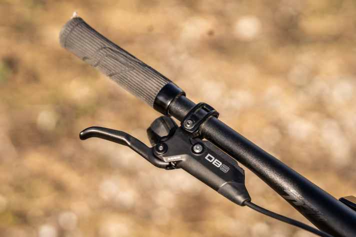 The DB8 from Sram decelerates well. However, the feel and appearance of the inexpensive brakes do not suit a bike in the €8000 class.