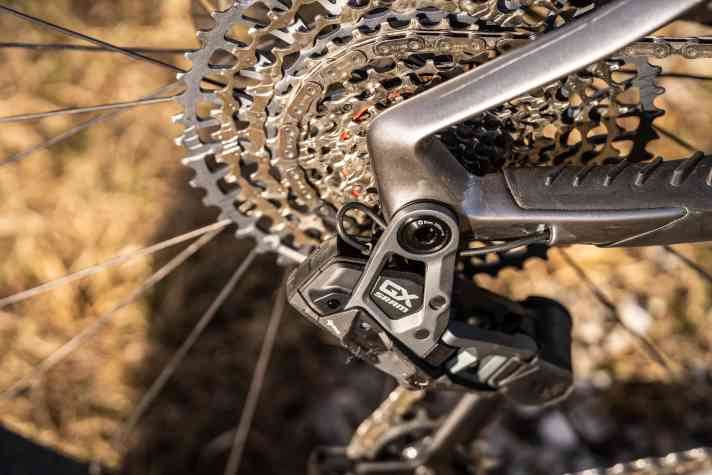 The Sram GX Transmission wireless gearstick is connected to the e-bike battery by cable. This means that no additional battery needs to be charged.