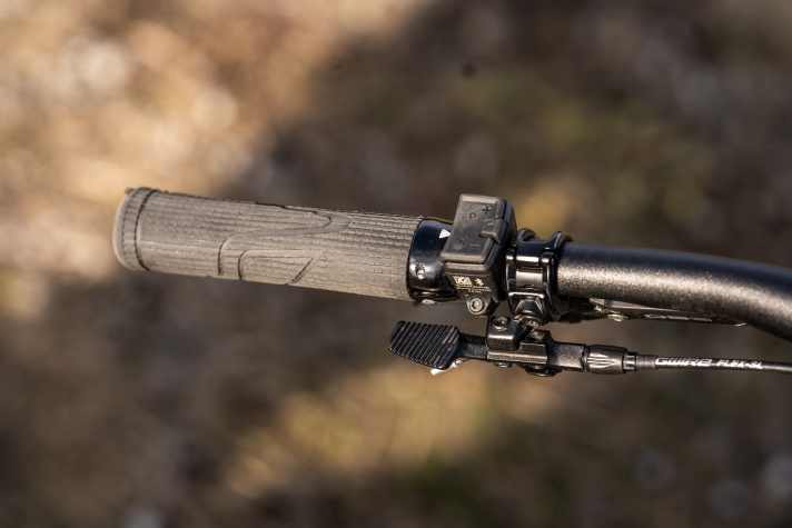 Bedient wird das System über die kabellose Mini-Remote am Lenker.